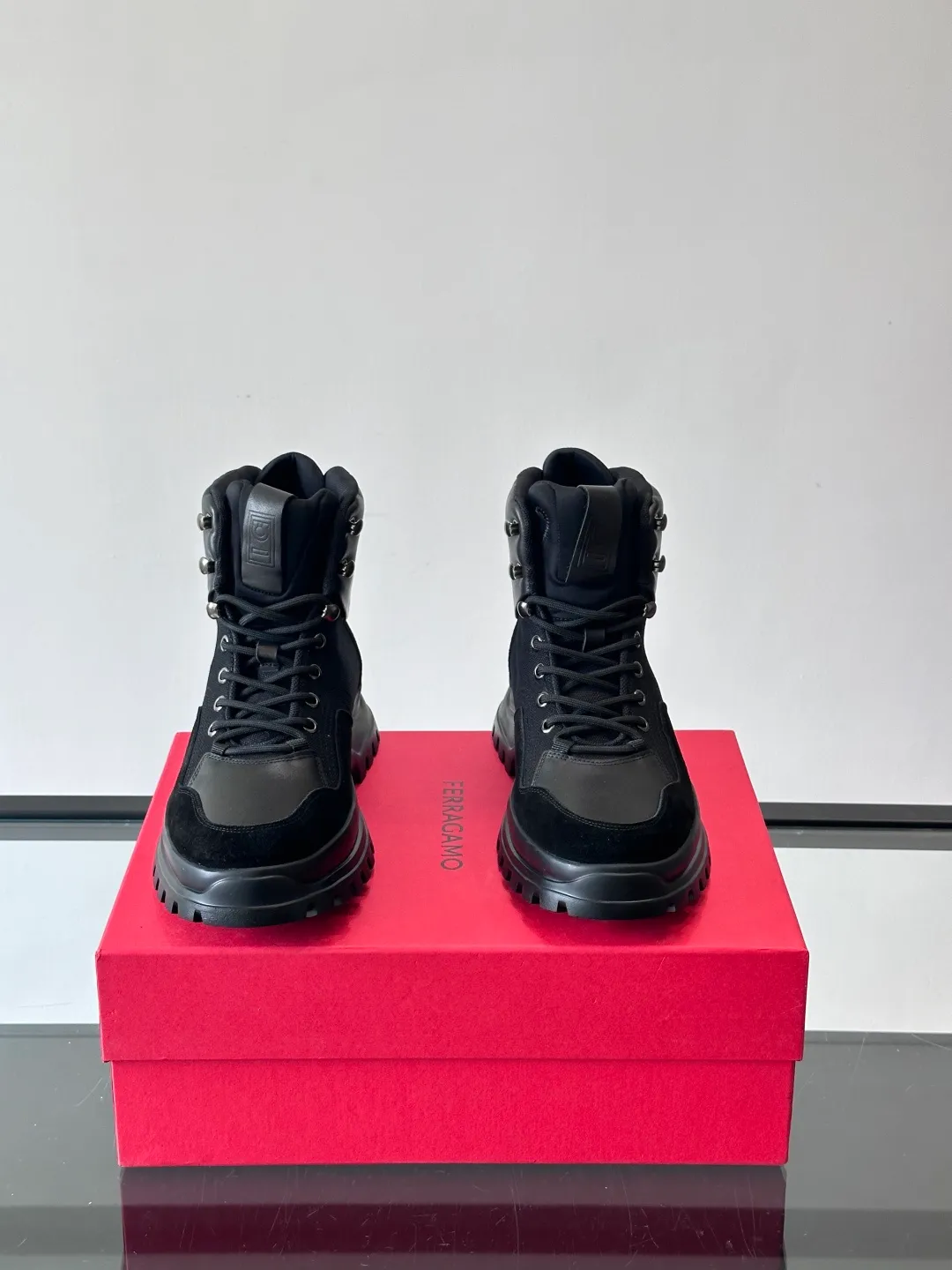 Men's shoes 💰960 Ferragamo's thick-soled lace-up short boots are made of suede + fabric splicing. They have a delicate texture and are breathable. The black rubber thick soles are wear-resistant and have strong traction. They can be worn every day outdoors! The shoelaces are super vibrant and the metal fastener details are perfect. The boot shaft is adjustable, comfortable and stable to wear. It goes well with workwear style or casual style in autumn and winter. It is warm and fashionable. It is suitable for outdoor activities or daily commuting! size: 39-44 (customized at 38.45.46)
